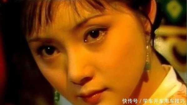 当宝钗得知要和宝玉结婚时,她为啥低着头流泪,而不说话呢