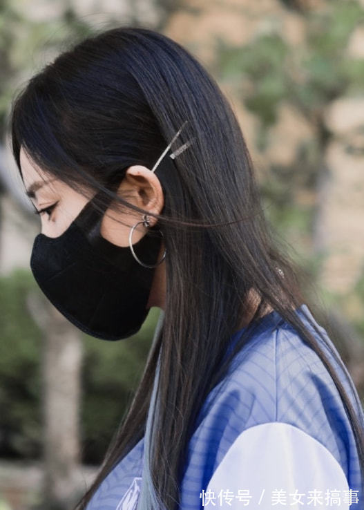 杨幂新综艺路透曝光,一头浅蓝发挑染太抢眼,王者竟达荣耀69星