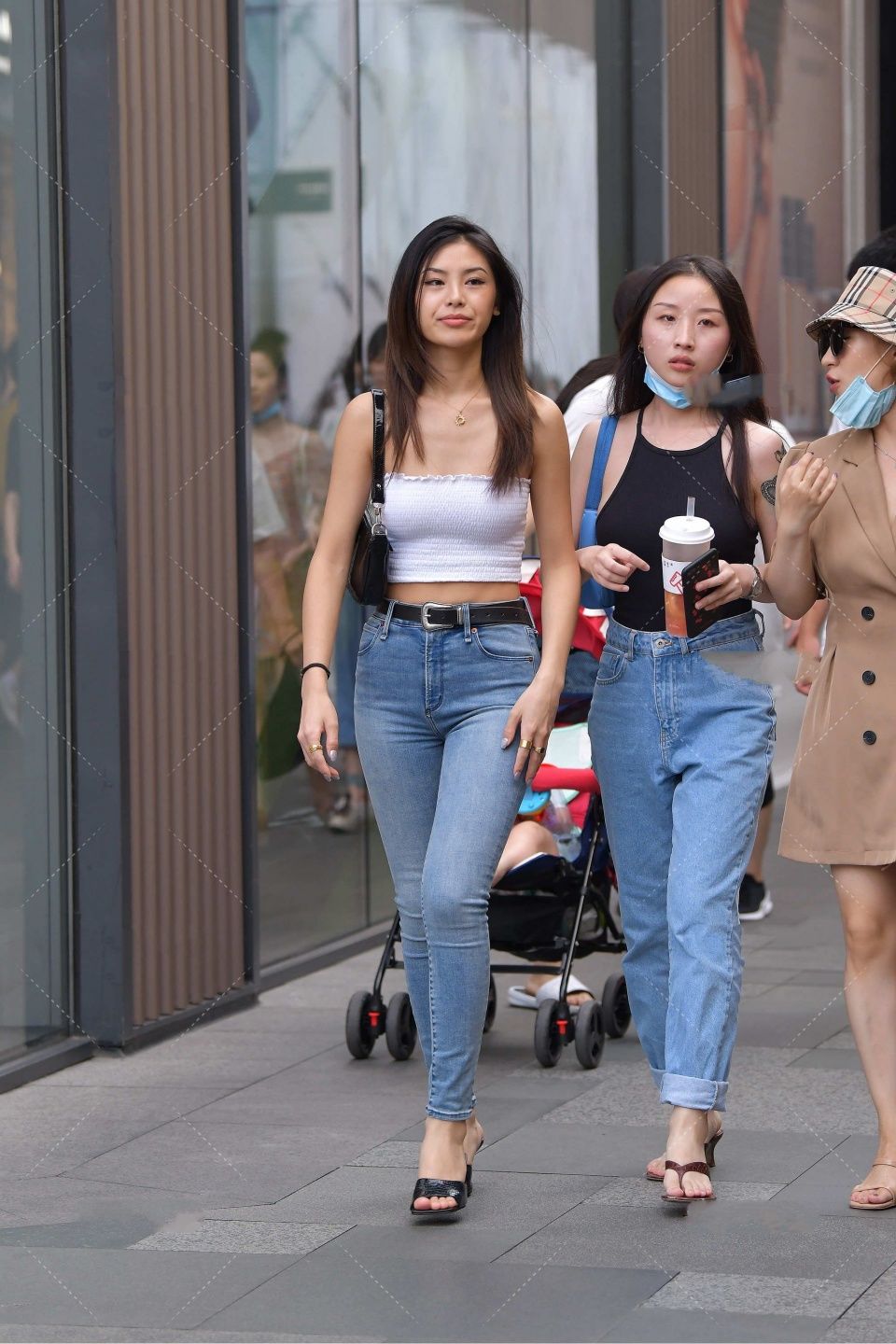 白色无袖背心搭配一条牛仔裤，轻欧美妆容显气质，高级又时尚