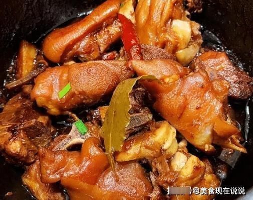 腥臭味|炖猪蹄怎么做才没腥味？学会3个窍门，猪蹄香浓不腥，肉质软烂