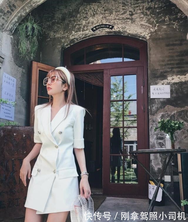 破洞牛仔裤|周扬青分手后剪短发大变样,西装搭牛仔裤时髦帅气,真是又飒又酷!