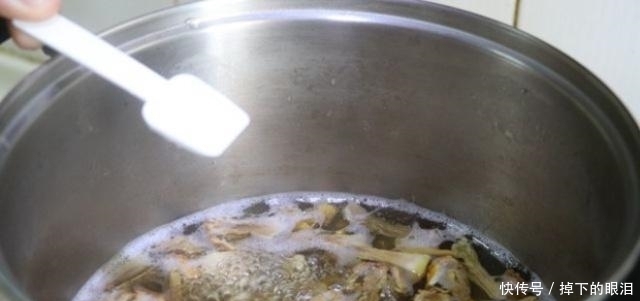 它和豆腐一起炖,比鸡汤还鲜,百吃不腻,皮肤更嫩,很像剥壳的蛋