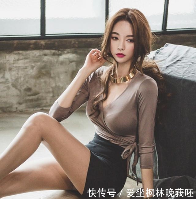 妩媚 V领紧身T桖，搭配包臀裙，妩媚妖娆！