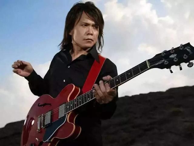 他是搖滾教父,出道30年與妻子丁克17年,52歲坐輪椅演唱