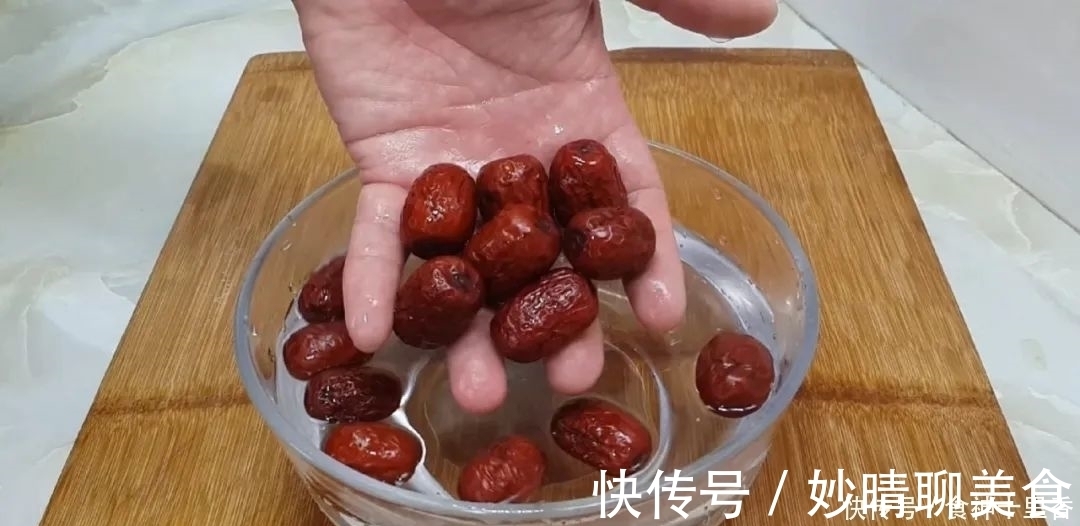 糯米又出新吃法,加2把红枣,个个焦脆又软糯,出锅孩子抢着吃