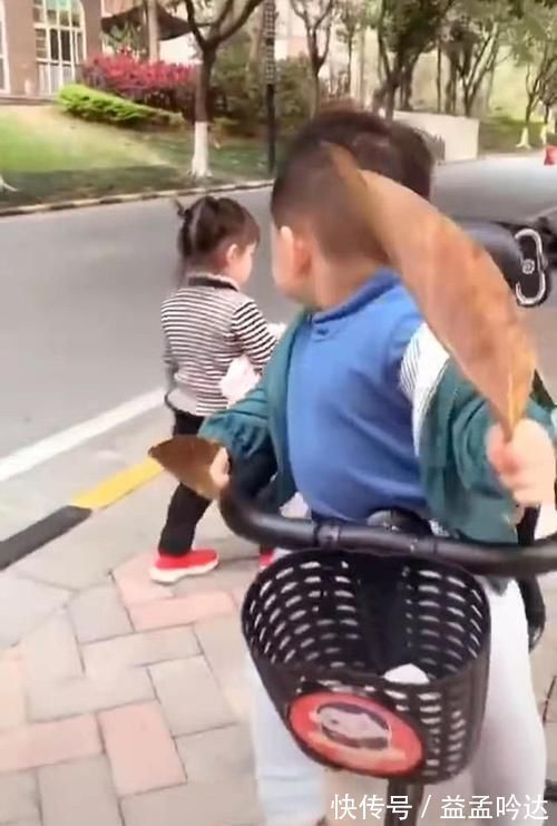 渣男|妈妈带儿子遛弯,路遇漂亮小姐姐,儿子的表现让妈妈笑叹渣男