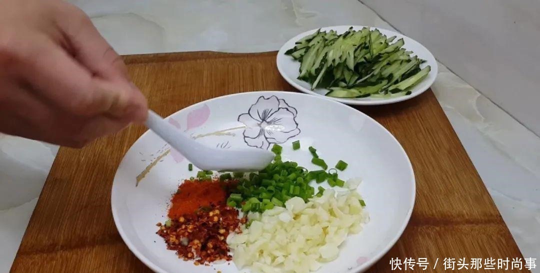 我家面条就爱这么吃,筷子一搅,做出创意凉拌面,比凉皮劲道好吃