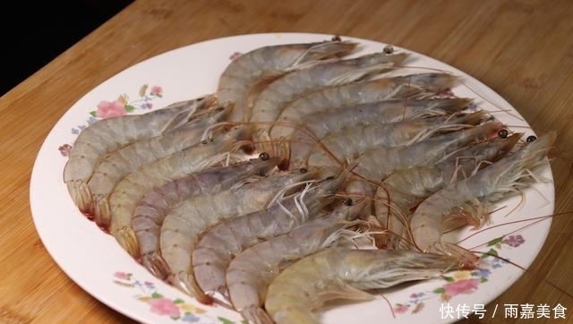 大虾|炸大虾,有人用面粉有人直接炸?都不对!教你正确做法,酥脆解馋