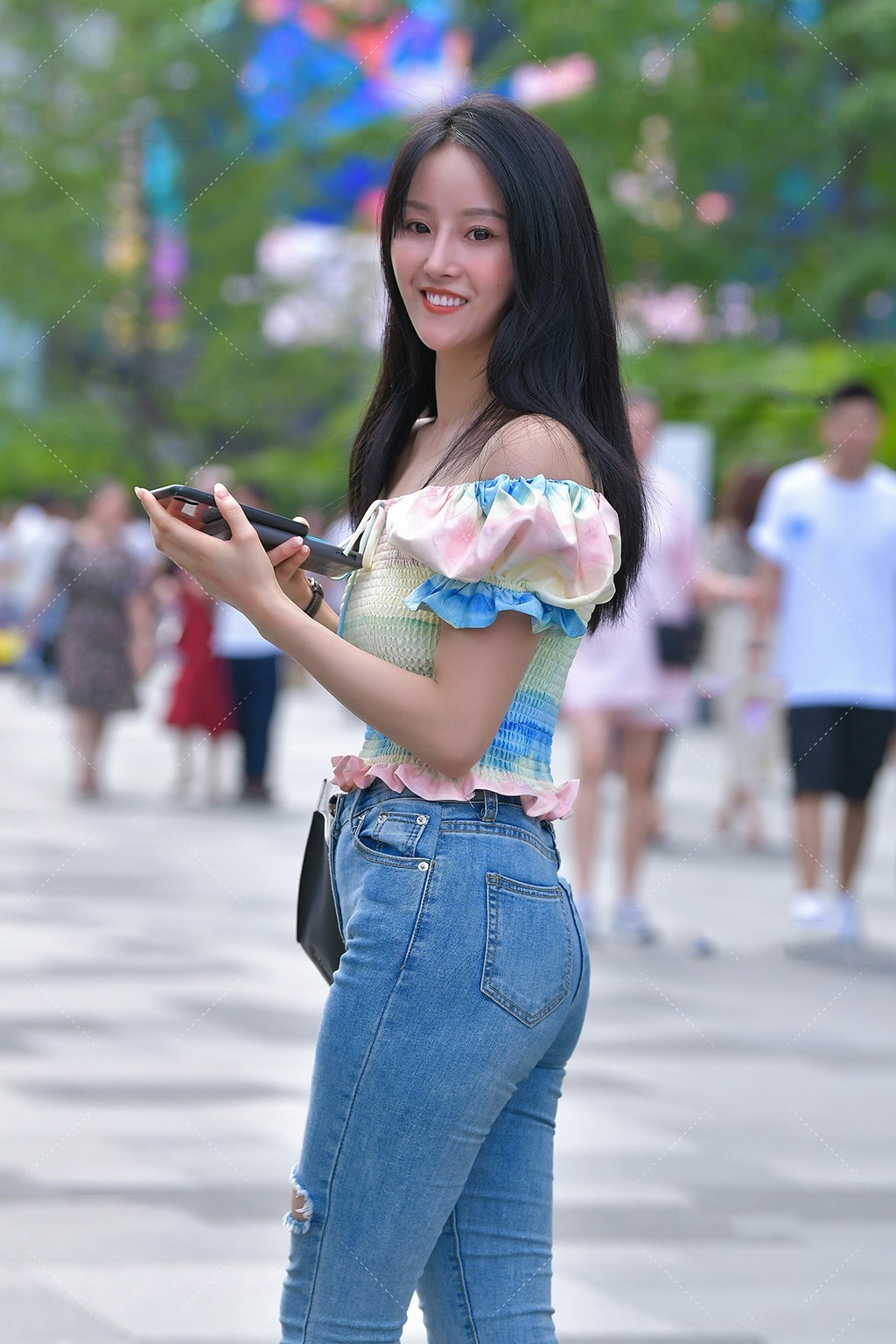 设计|谁不爱一字肩穿搭呢? “彩虹色+花朵形状”设计, 甜美又可爱!