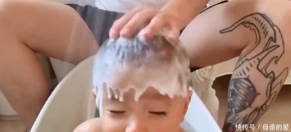 妈妈|妈妈给娃洗头vs爸爸给娃洗头，宝宝表情逗乐网友：人间真实
