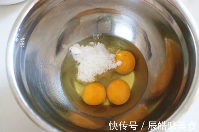 3个鸡蛋，90克面粉，搅一搅做了12个蛋糕，又香又软孩子喜欢吃