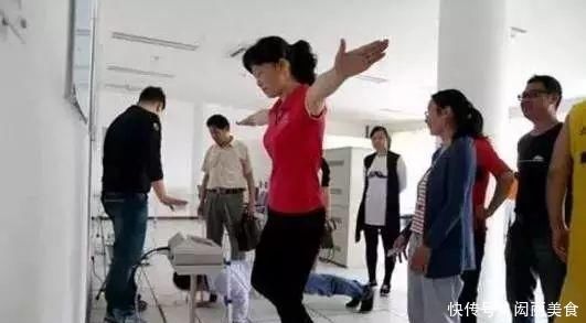 小动作|一个小动作,坚持不到6秒,说明早衰了,若能超过10秒,易长寿