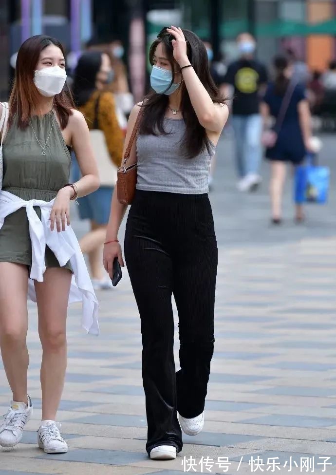 高贵 吊带背心搭配黑色长裤清爽自然休闲又时尚,尽显高贵气质