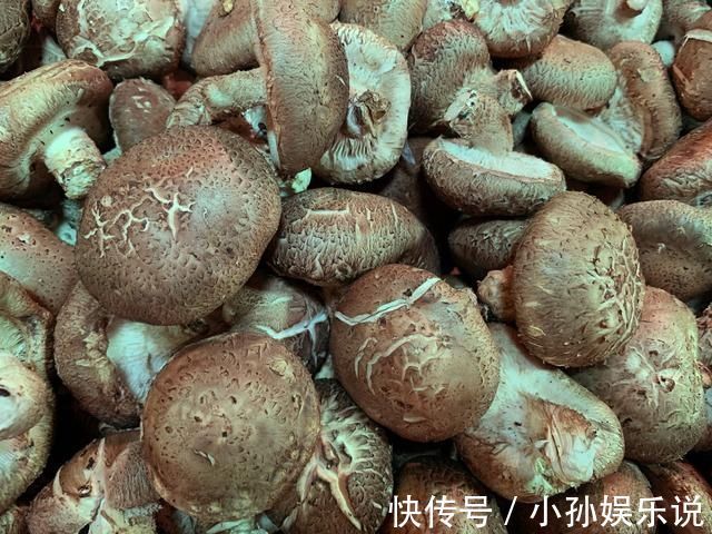 买香菇,选大的还是小的?老菜农教你4招,香菇味道浓郁又新鲜