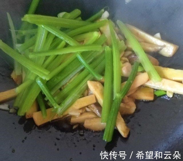 芹菜炒杏鲍菇!