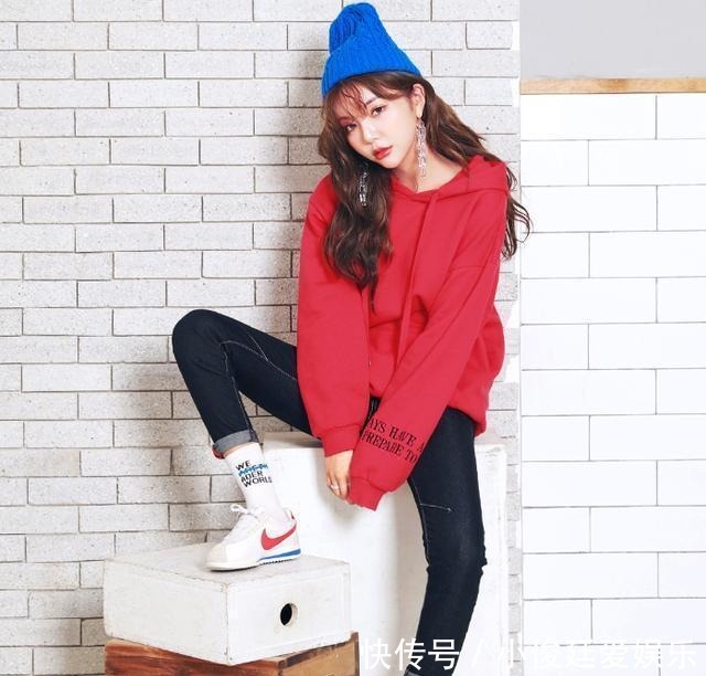 减龄|减龄又百变的卫衣,可以淑女还可以性感,初春的不二选择