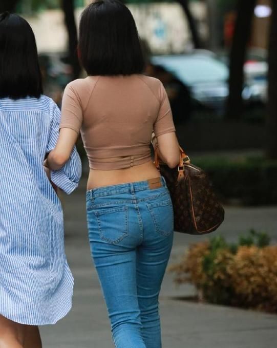 漂亮有气质的牛仔裤美女,修长美腿十分引人注目