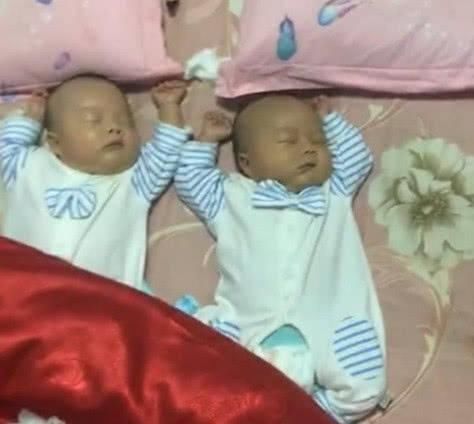 睡姿|爸爸陪双胞胎睡觉,看到父子三人的睡姿,网友亲生的错不了