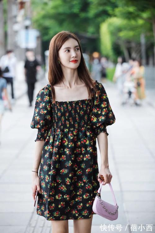 泡泡袖|菅纫姿美得不像话,穿碎花连衣裙出门也显气质,配短靴腿型更加分