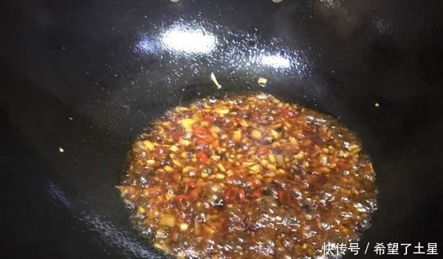 口感滑嫩的蒜蓉芥兰,搭配老干妈清甜脆爽,下饭首选