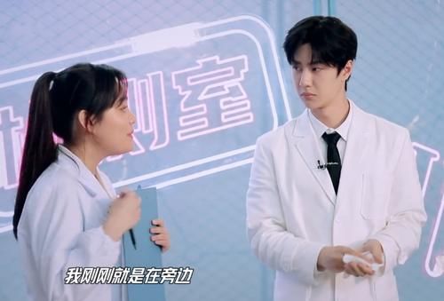 王一博念结束词眯成迷弟眼，顺着他视线看台下，这隔空撒糖的方式绝了