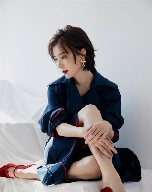 马尾辫|奔五的女人这样穿,搭配这种发型,时髦又减龄
