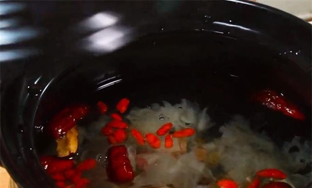 入秋后，这汤女人要多喝，特养颜，越喝越漂亮，比吃燕窝还营养