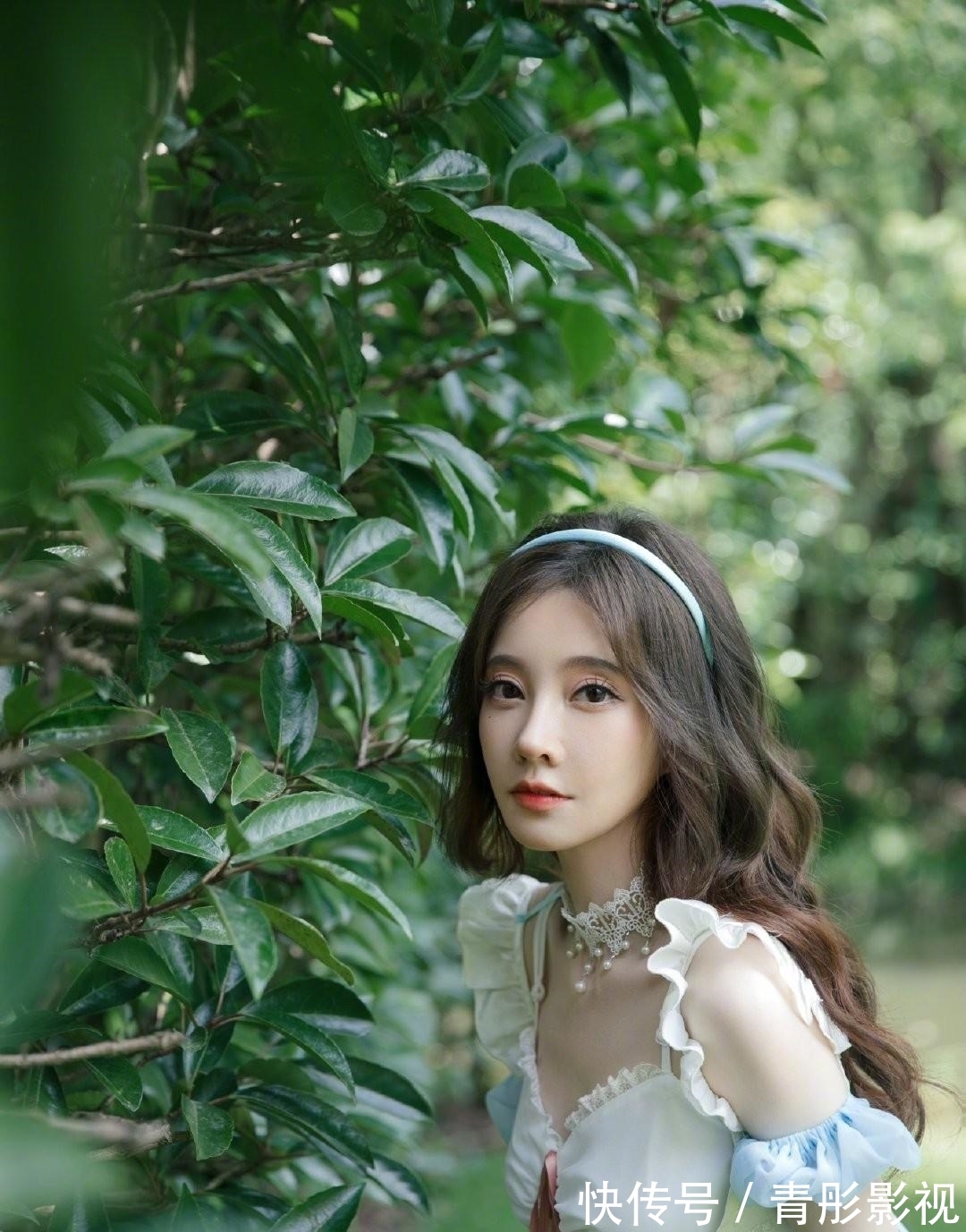 被“犀利”點評？馮提莫唱功引熱議，到底好不好？