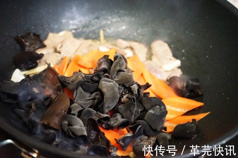 吃起来|这猪肝只要烹饪的方式对了，吃起来一点也不腥，还很入味