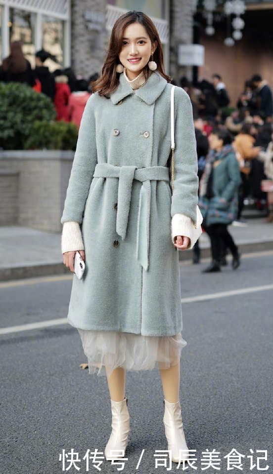 长大衣下面不一定穿裤子,今年冬天流行这样穿,优雅知性提气质