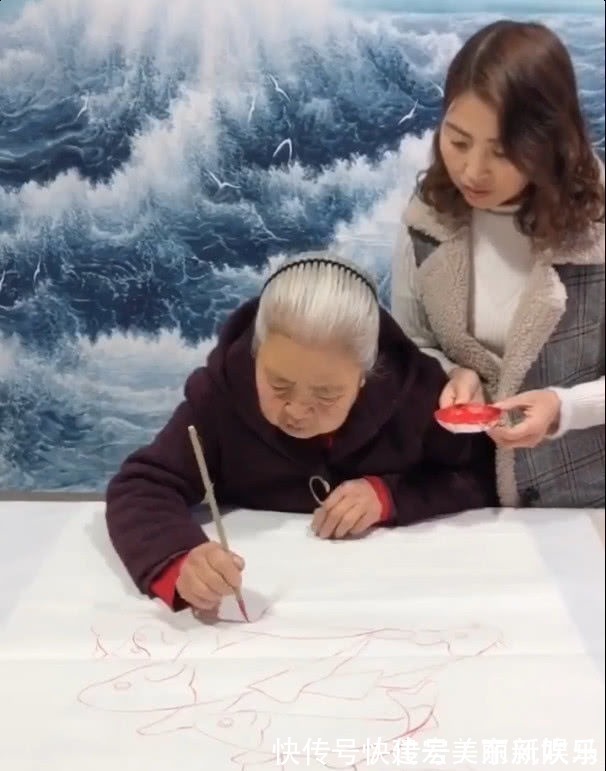 老太#七旬老太堪称国宝级画家,以鱼当“寿”字,网友:一不小心画活了