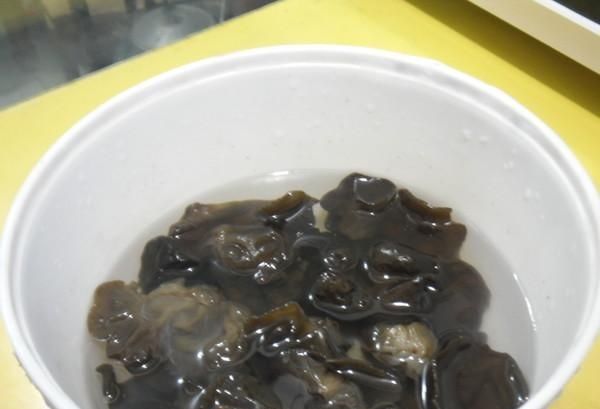 木耳加一物，金子都不換，常吃排出體內(nèi)毒素，大肚腩悄悄不見