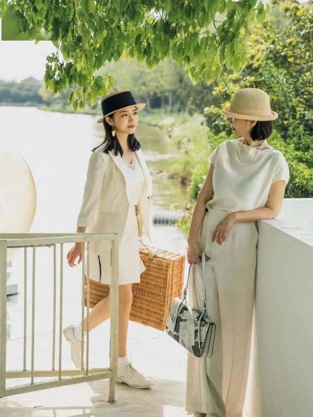 穿衣|三木母女又凭穿搭火出圈，穿衣打扮优雅又端庄，时髦感不输女明星