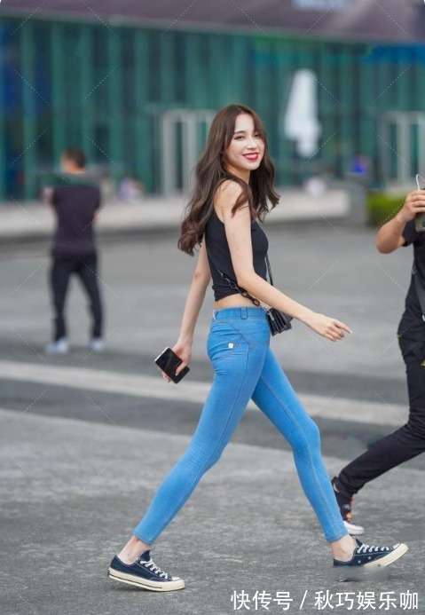 针织T恤 穿着紧身牛仔裤的黑色针织T恤,层次感十足,尽显少女柔情风范