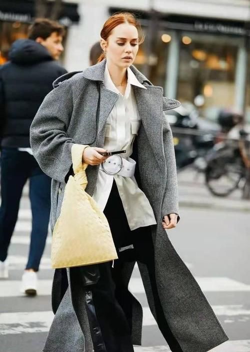 2021年流行的高级色，很适合皮肤黄黑的女人，时髦显白有气质黄黑皮能穿流行色吗？2021流行色推荐高级色搭配运用法则：