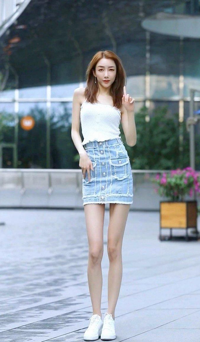 搭配|白色抹胸搭配牛仔裙,纤细的腰部展露出来,彰显青春活力风