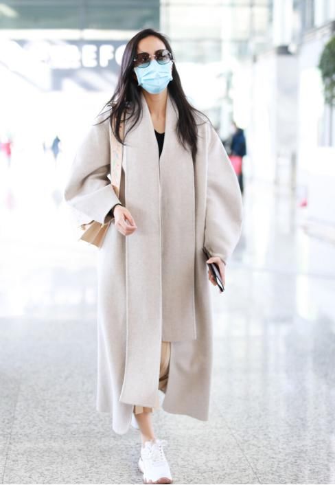 上班不知道穿什么?大衣搭配运动鞋时髦又好看,难怪刘雯也在穿