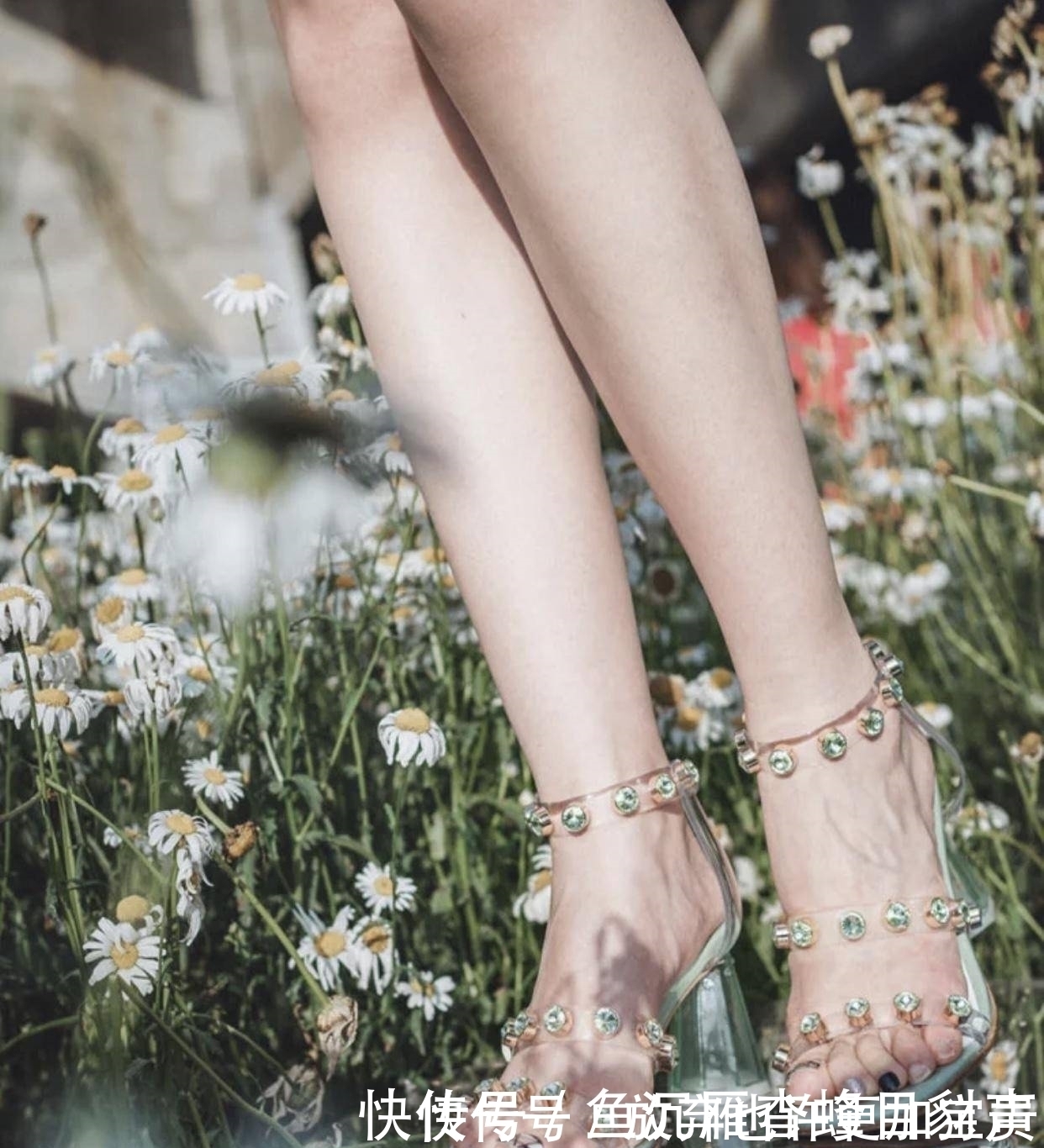 女人味 一双水晶凉鞋,一身时尚清凉穿搭,闪耀迷人凸显曼妙身姿