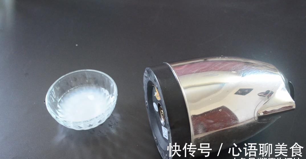 用蜡烛在电水壶上擦一擦太实用了, 解决了很多人的烦恼, 赶紧试试