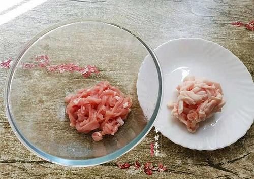 这道炒肉丝可鲜美了，鲜香不腻卷饼也味美，一碟上桌又光盘了