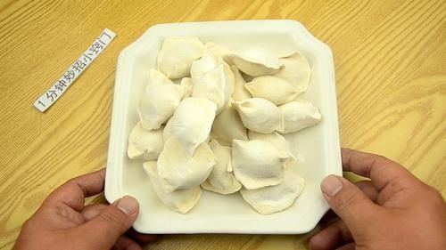 饺子皮|煮速冻水饺时，有人用冷水，有人用开水！教您正确做法，又嫩又滑
