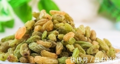 泡水|葡萄干不要當零食吃了，如此搭配泡水喝，氣血足了，晚上睡眠好