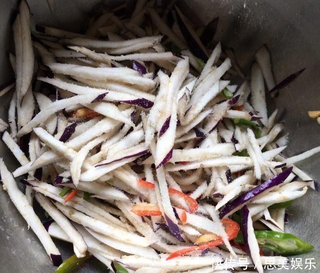 茄子青椒鸡蛋饼,做出的饼蓬松柔软,薄皮大馅