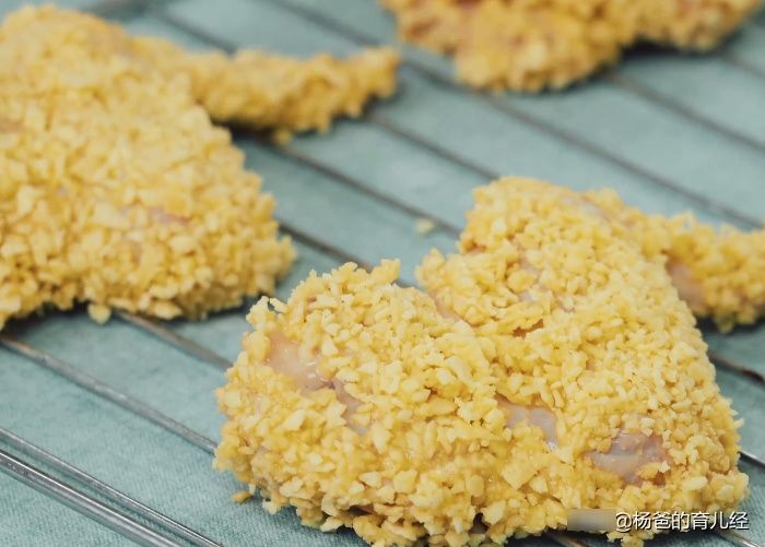  无需|香酥鸡翅的美味新做法，裹上薯片，无需油炸，孩子爱吃的居家美食