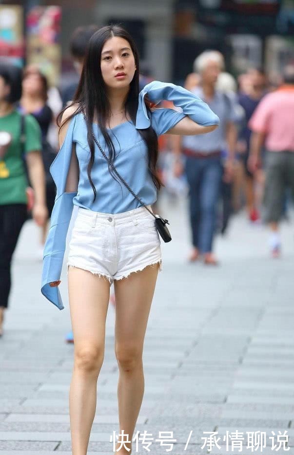 个性|个性露肩上衣搭短裤,露出大长腿自信十足!