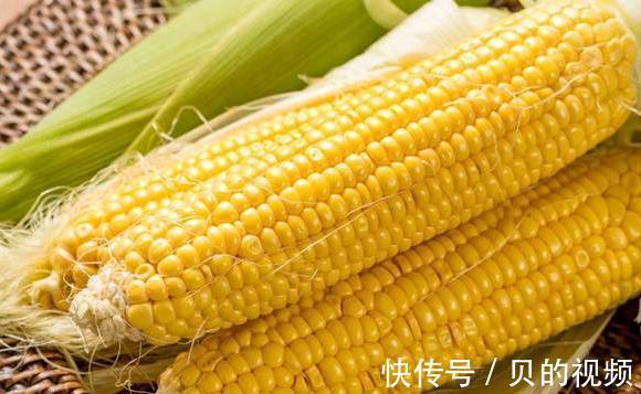 水煮|做水煮玉米,清水下锅是错的,放上这2味料,玉米又香又甜又软糯