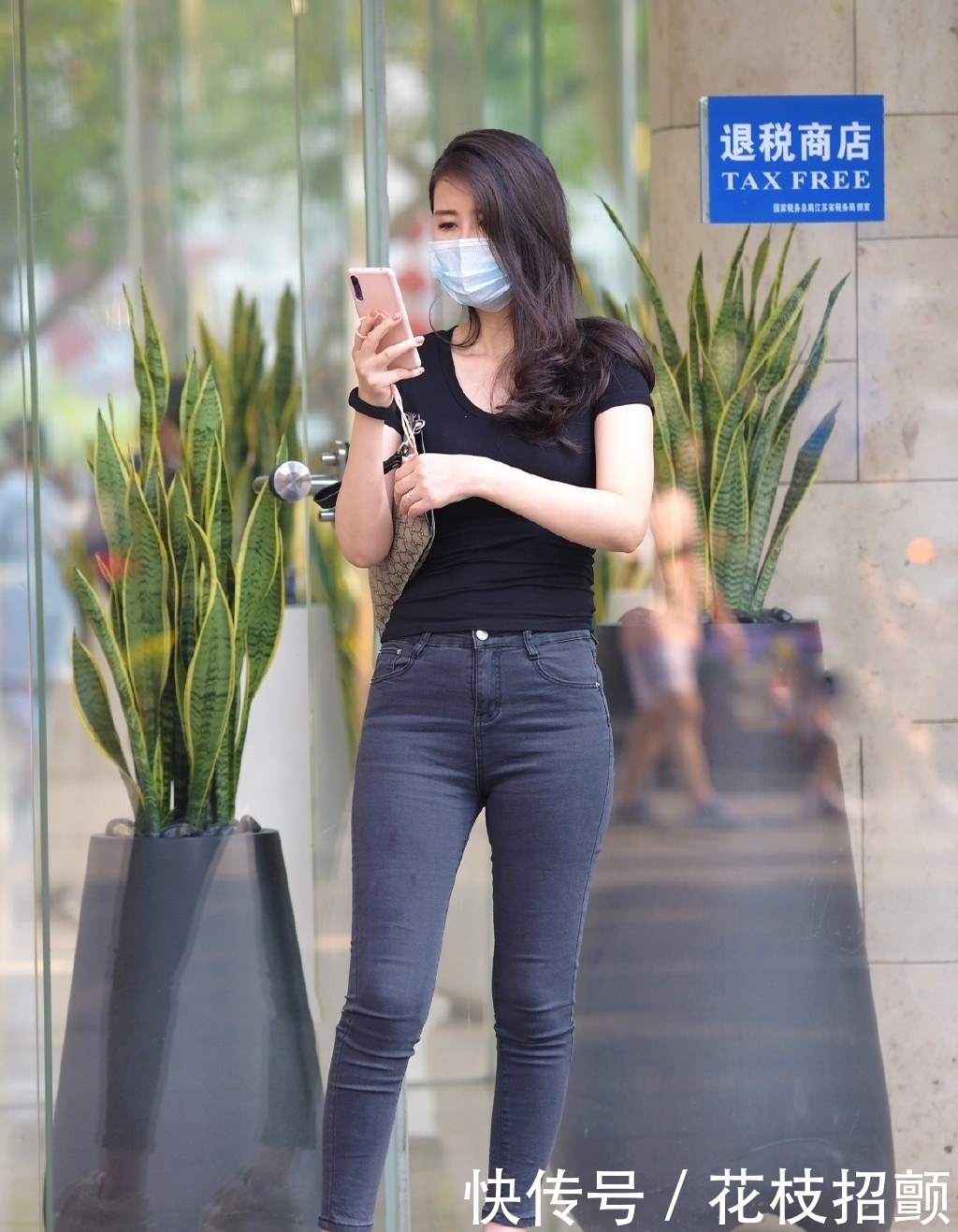 牛仔裤搭配鞋子怎样穿时髦?这样搭,让你轻显高级感!