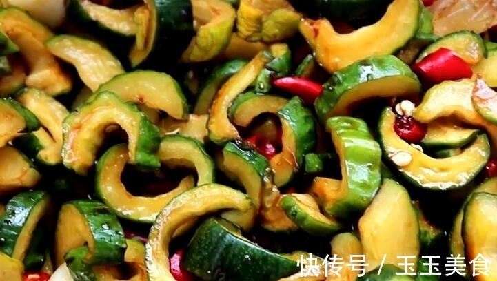黄瓜如此腌最好吃，每年夏天我总会腌20斤，清脆爽口，家人都爱吃