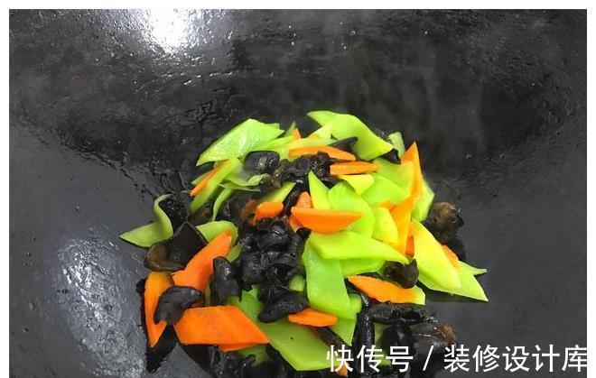 小窍门|炒木耳时,下锅“噼啪”炸响太吓人,掌握小窍门,一招轻松解决