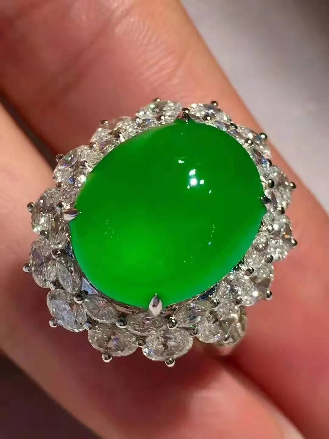 化学#为了一只蚊子，五万元的满绿翡翠戒指就这样没了